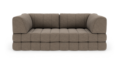 Brun modulsofa med dybe, polstrede sæder og afrundede armlæn, frontvisning på neutral studiebaggrund.