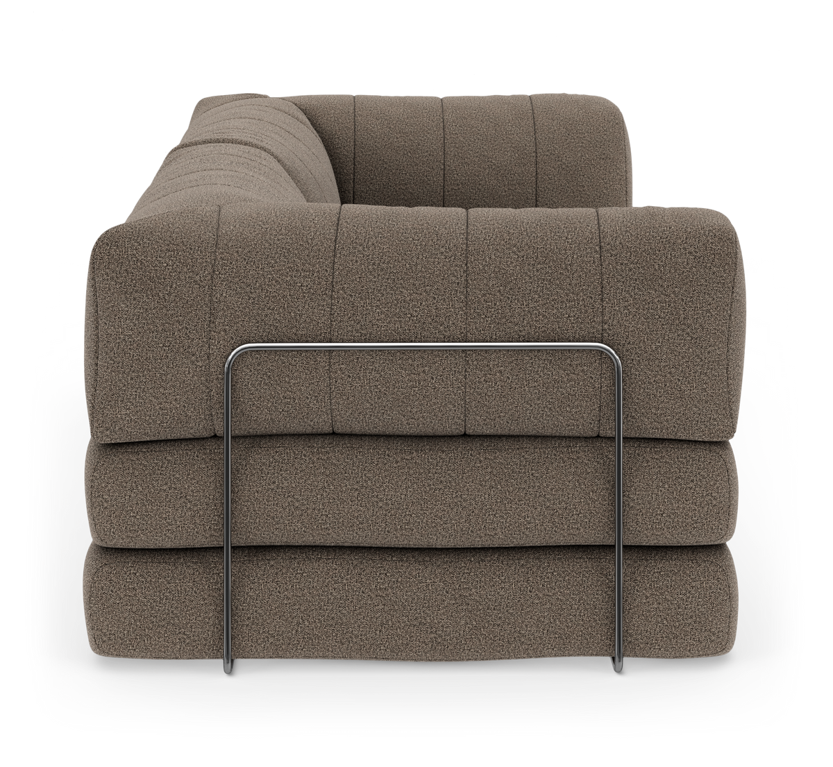 Brun modulsofa i boucléstof set fra siden, med bløde, afrundede puder og en slank metalrammedetalje.