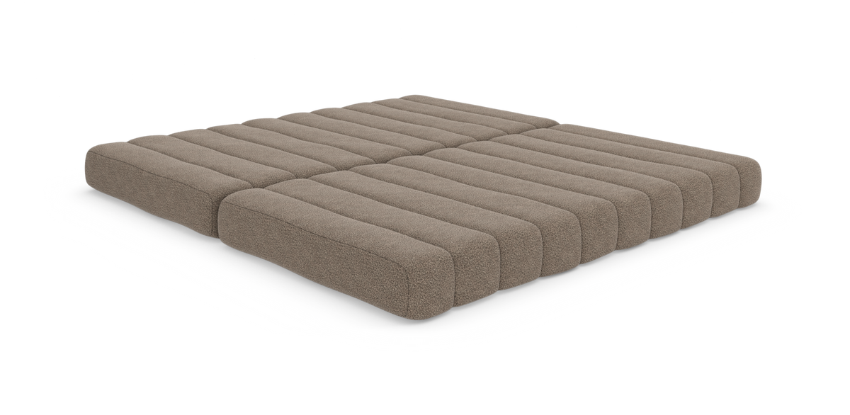 Lav modulær madras/sofadel i beige tekstil med fire rektangulære sektioner og horisontale kanaler, fotograferet i studie på hvid baggrund.