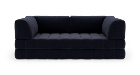 Mørkeblå, lav modulær 3-personers sofa med afrundede armlæn og dybe kanal-/blokopdelte sædehynder, frilagt på hvid studiebaggrund, frontvisning.