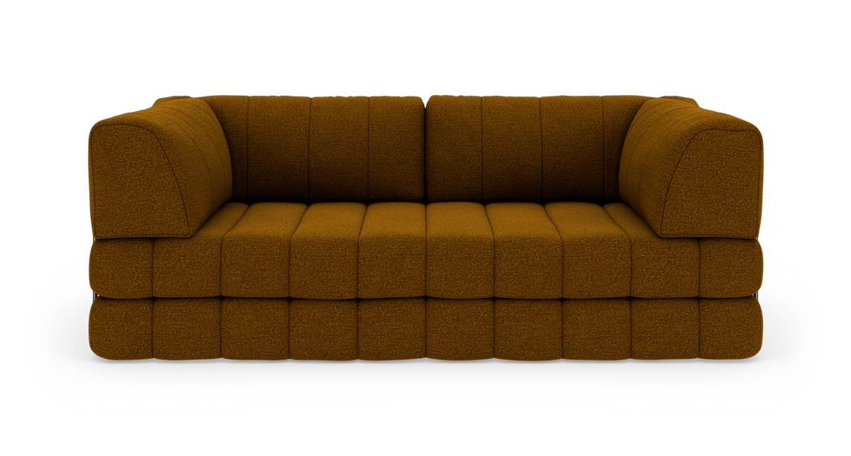 Modulsofa i sennepsbrun bouclé med afrundede armlæn, frontvisning.