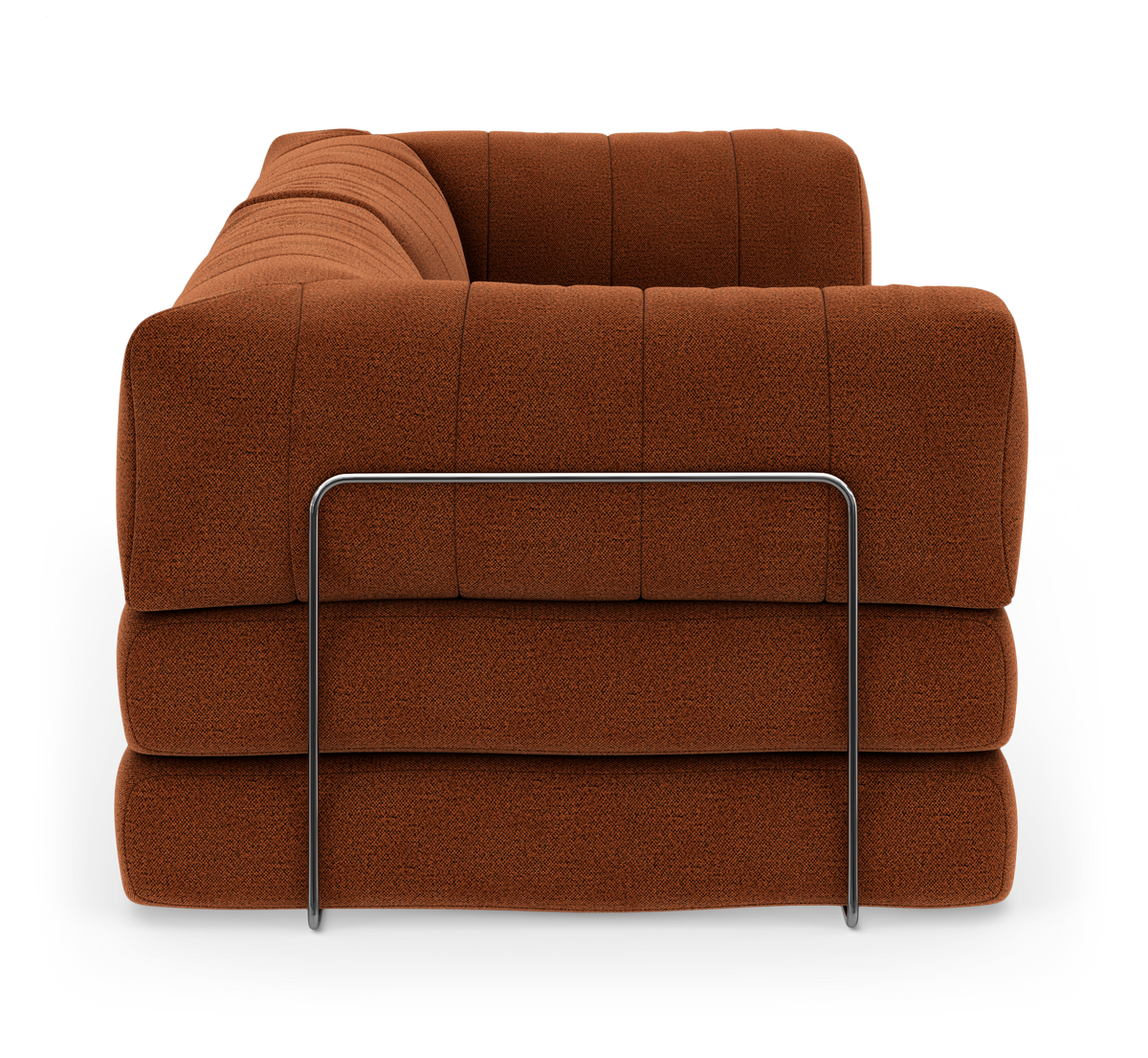 Rustfarvet modulsofa i stof med bløde, afrundede puder og smal metalbøjle på siden, frilagt på hvid baggrund.