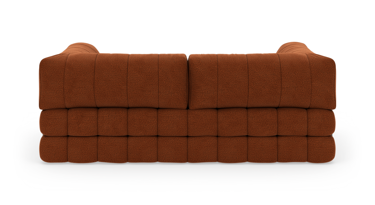Brun modulsofa i bouclé set bagfra med to sektioner og lav profil.
