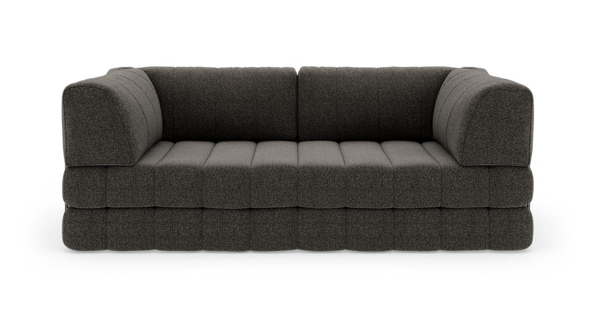Mørkegrå, moderne 3-personers sofa med afrundede armlæn og quiltet, modulært sæde, fritstående på hvid baggrund.