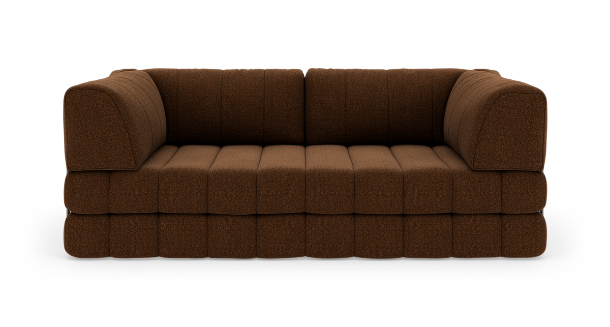 Brun modulsofa i tekstil med dybe sæder, frontvisning på hvid baggrund.