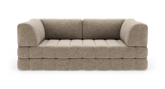 Beige modulsofa i stof med bløde, afrundede armlæn og quiltet sæde, vist forfra i studiopsætning.