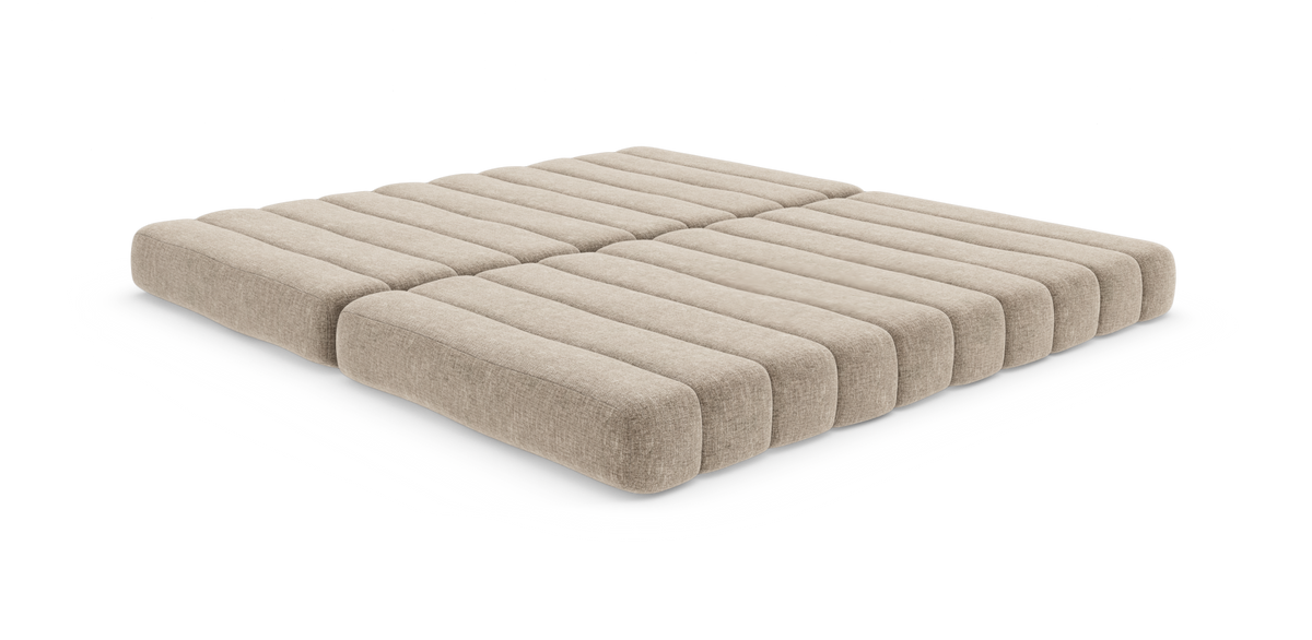 Beige modulær gulvpude/madras i 2x2 sektioner med langsgående ribber, fritlagt på hvid baggrund.