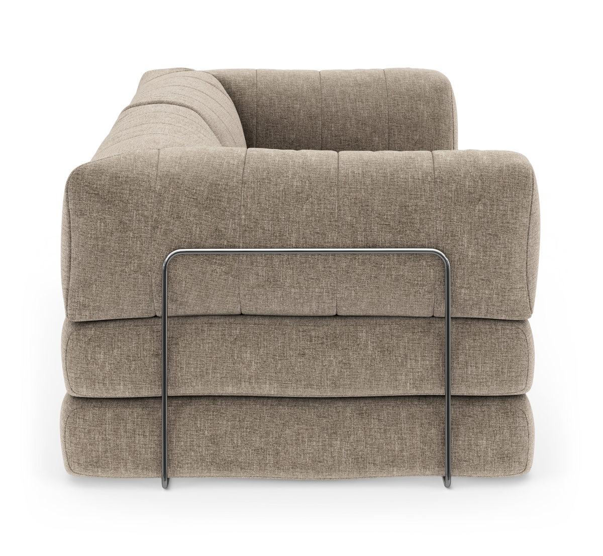Bagfra-visning af en beige, modulær stofsofa med afrundede, polstrede puder og en slank metalramme som støtte; studiebillede på hvid baggrund.