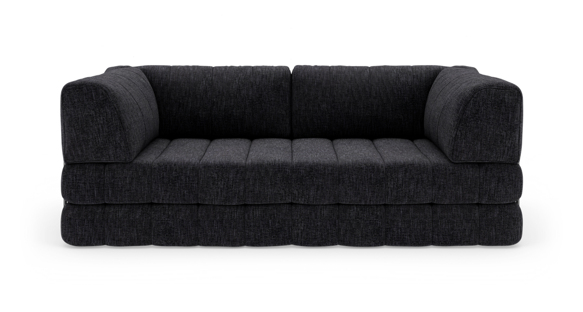 Mørkegrå 3-personers stofsofa, frontvisning på hvid studiebaggrund.