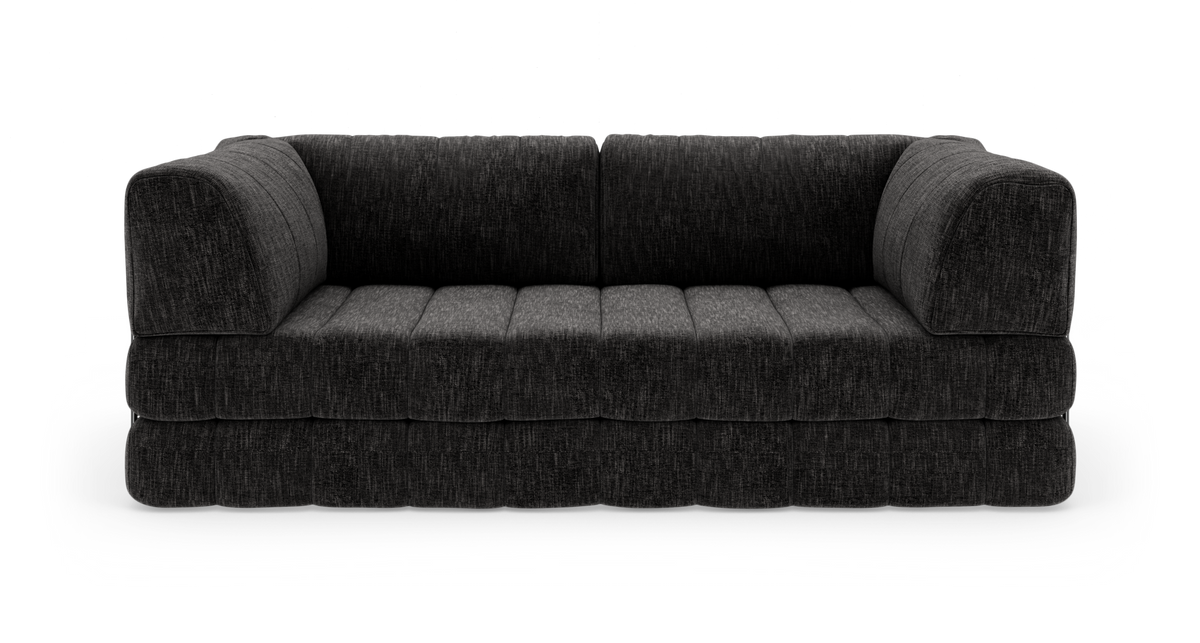 Mørkegrå 3‑personers sofa med kraftige kanalquiltede puder, frilagt produktbillede set forfra.