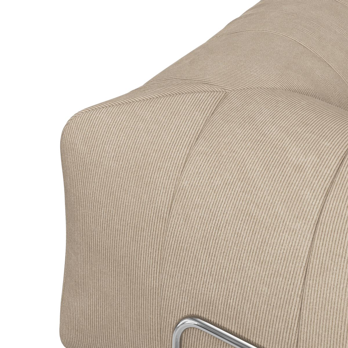 Nærbillede af beige sofa i riflet stof med afrundet hjørne og kromben-detalje.