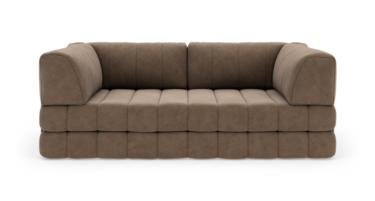 Brun modulsofa i corduroy med afrundede armlæn og bloksyet sæde, frontvisning på hvid baggrund.
