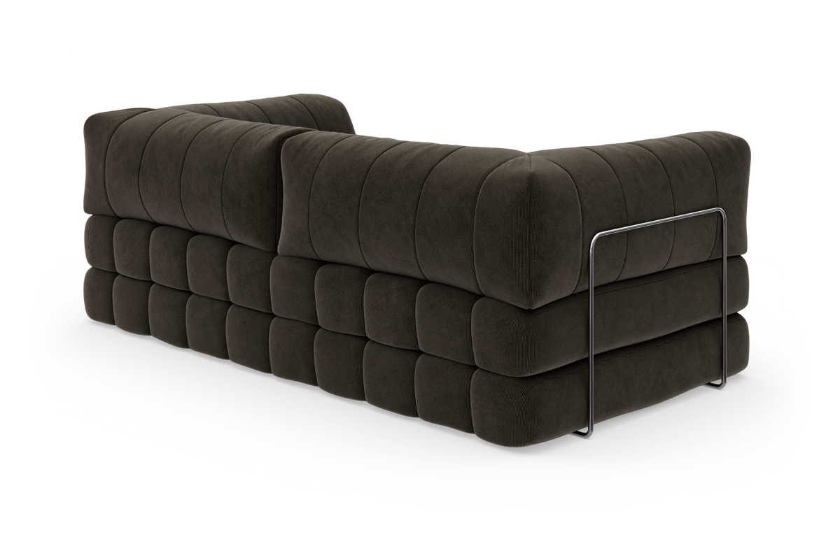 Modulær mørkebrun hjørnesofa i bred fløjl med quiltet polstring og rund metalramme på bagsiden, frilagt mod hvid baggrund.