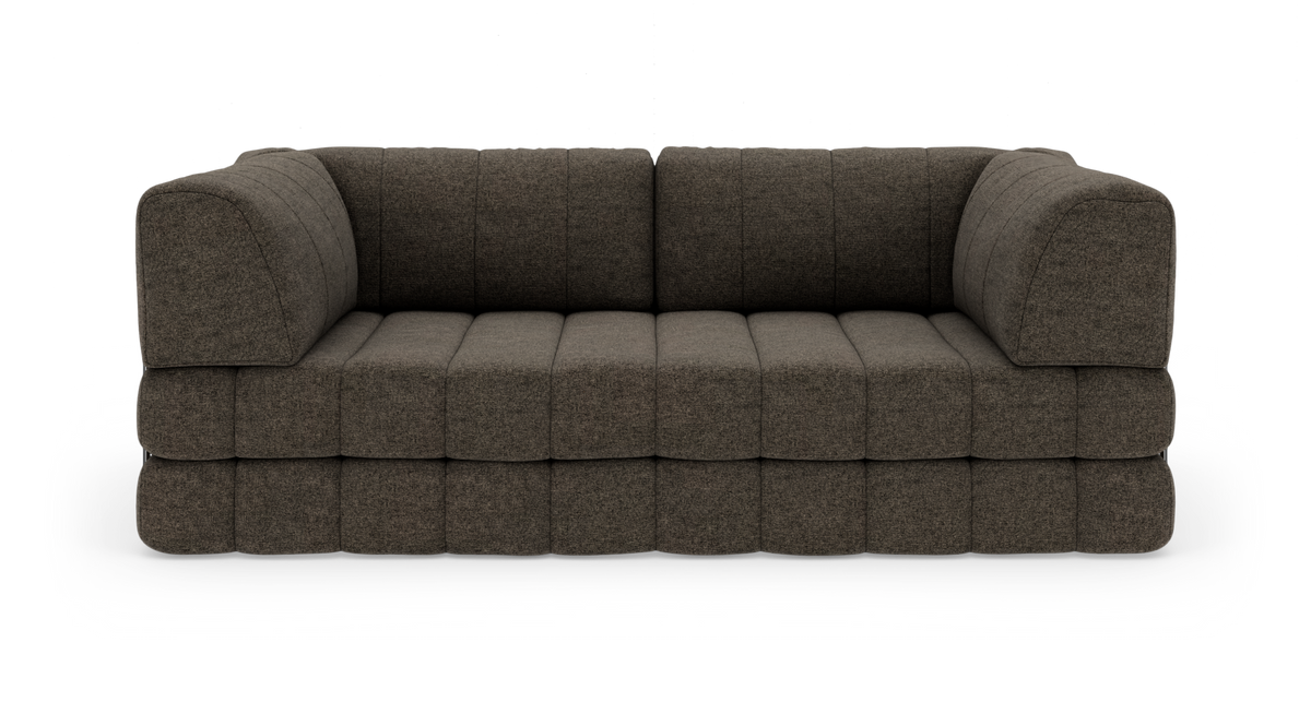 Brun modulsofa med tykke, kvadratiske puder og afrundede hjørner, fritlagt på hvid baggrund.