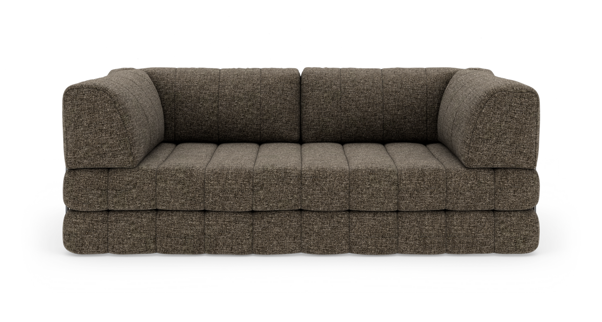 Brun modulsofa med dybe sædehynder, frilagt på hvid baggrund.