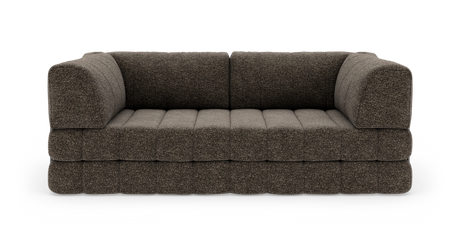 Brungrå stofsofa med brede, quiltede sædehynder og afrundede armlæn, fritlagt på hvid baggrund.