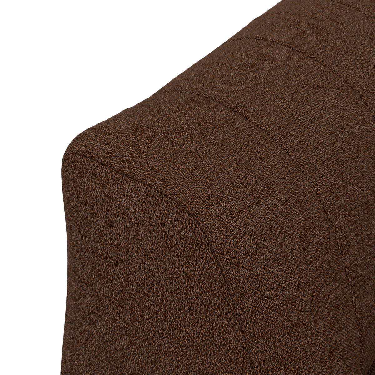 Nærbillede af brun tekstilbetrukket ryglæn på sofa eller lænestol med buet form og dekorative syninger.