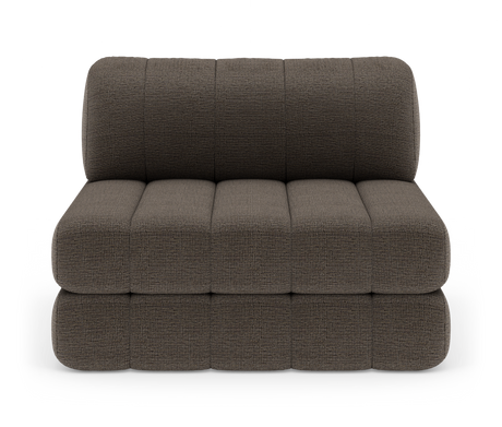 Brun modulsofa uden armlæn med brede kanalsyede hynder, fotograferet forfra i studiemiljø.