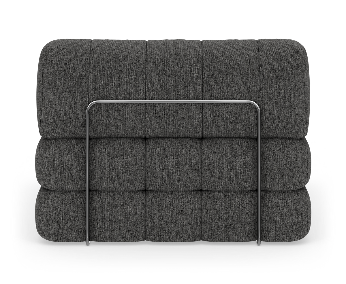 Mørkegrå modulær sofasæde i quiltet, blød design med slank metalramme foran, frilagt på hvid baggrund, frontvisning.