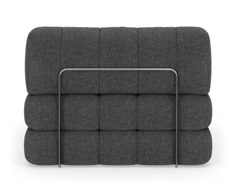 Mørkegrå modulær sofasæde i quiltet, blød design med slank metalramme foran, frilagt på hvid baggrund, frontvisning.