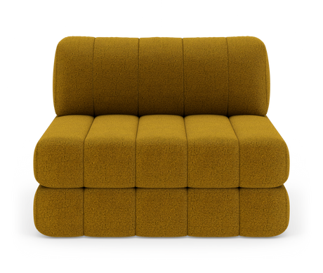 Modulsofa i sennepsgul tekstil, to-sæders uden armlæn med kubistisk polstring, frilagt på hvid baggrund.