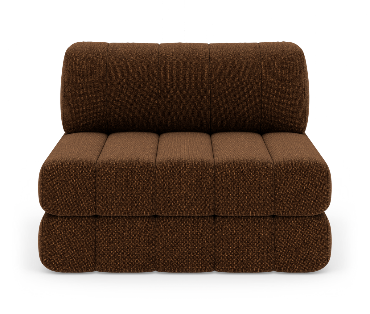 Brun, modulær to-sæders sofa uden armlæn med afrundede, polstrede hynder, fotograferet forfra i studie mod hvid baggrund.