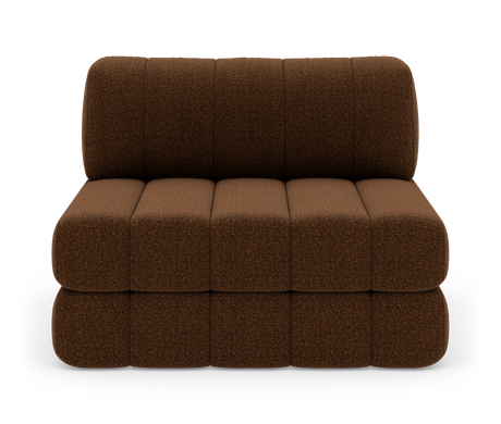 Brun, modulær to-sæders sofa uden armlæn med afrundede, polstrede hynder, fotograferet forfra i studie mod hvid baggrund.