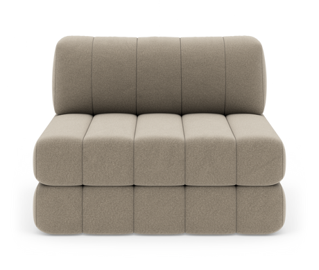 Beige armløs modulsofa i stof, fritstående sektion med afrundede, polstrede blokke set forfra.