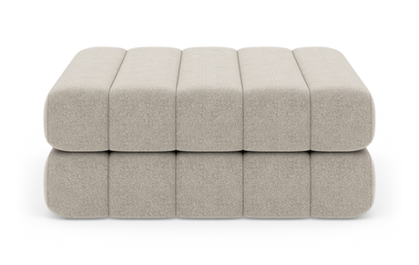 Beige modulær skammel/ottoman i to lag med afrundede blokke, frilagt på hvid baggrund.