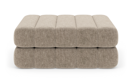 Beige, modulær polstret bænk/ottoman med afrundede kanter, fotograferet lige forfra på hvid baggrund.