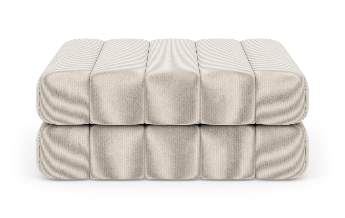 Beige modulær puf/fodskammel i rillet stof, frontview, fritlagt på hvid baggrund.