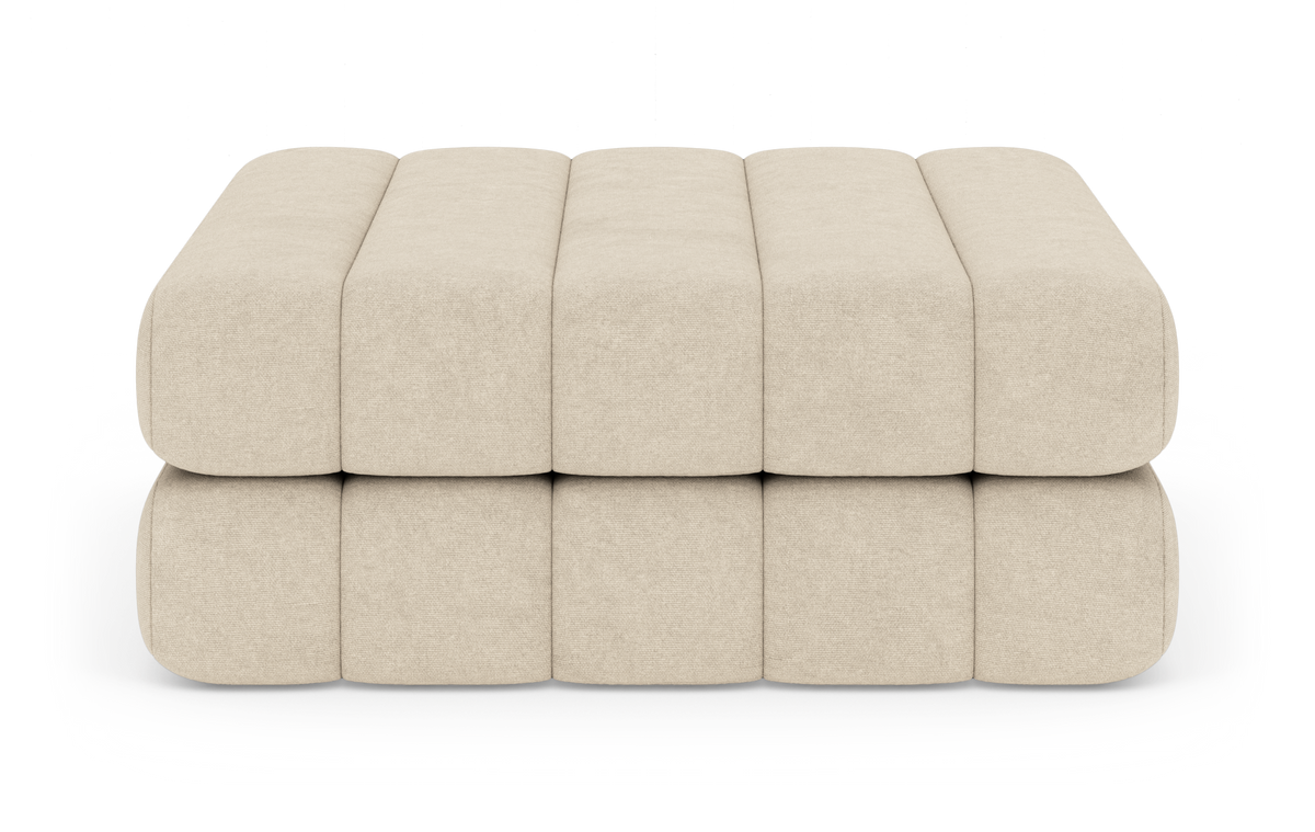 Beige modulær ottoman/puf i to lag, fotograferet forfra i studie.