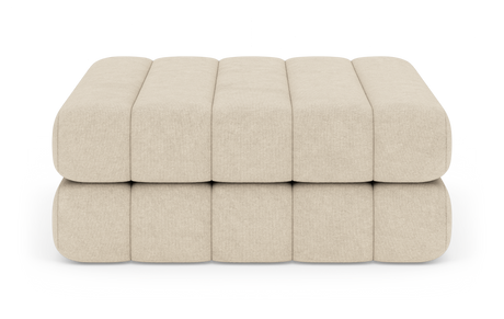 Beige modulær ottoman/puf i to lag, fotograferet forfra i studie.