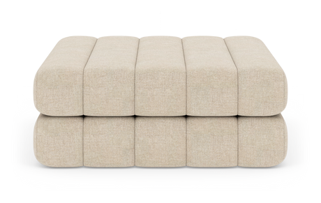 Beige modulær puf/ottoman med blødt afrundede sektioner i to lag, fotograferet i studie mod hvid baggrund.