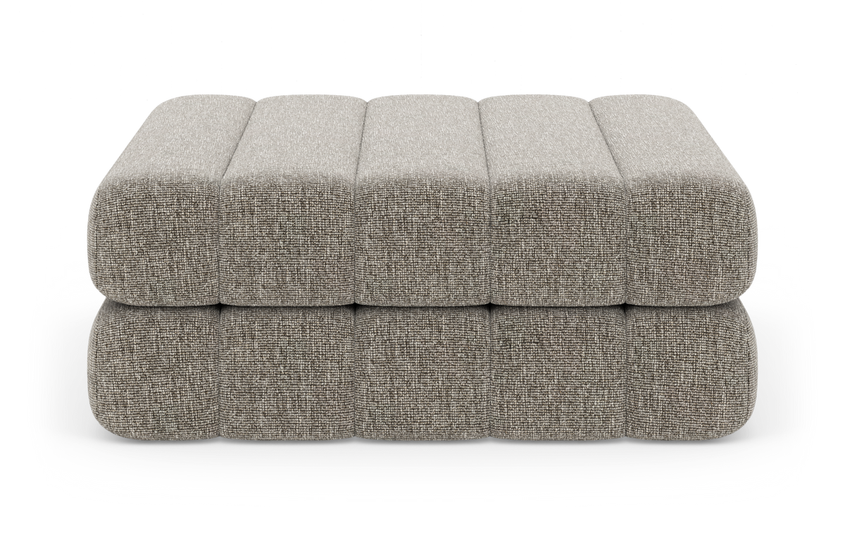 Lav modulær ottoman/puf i grå‑beige tekstil med to lag og fem segmenter, frontvisning på hvid baggrund.