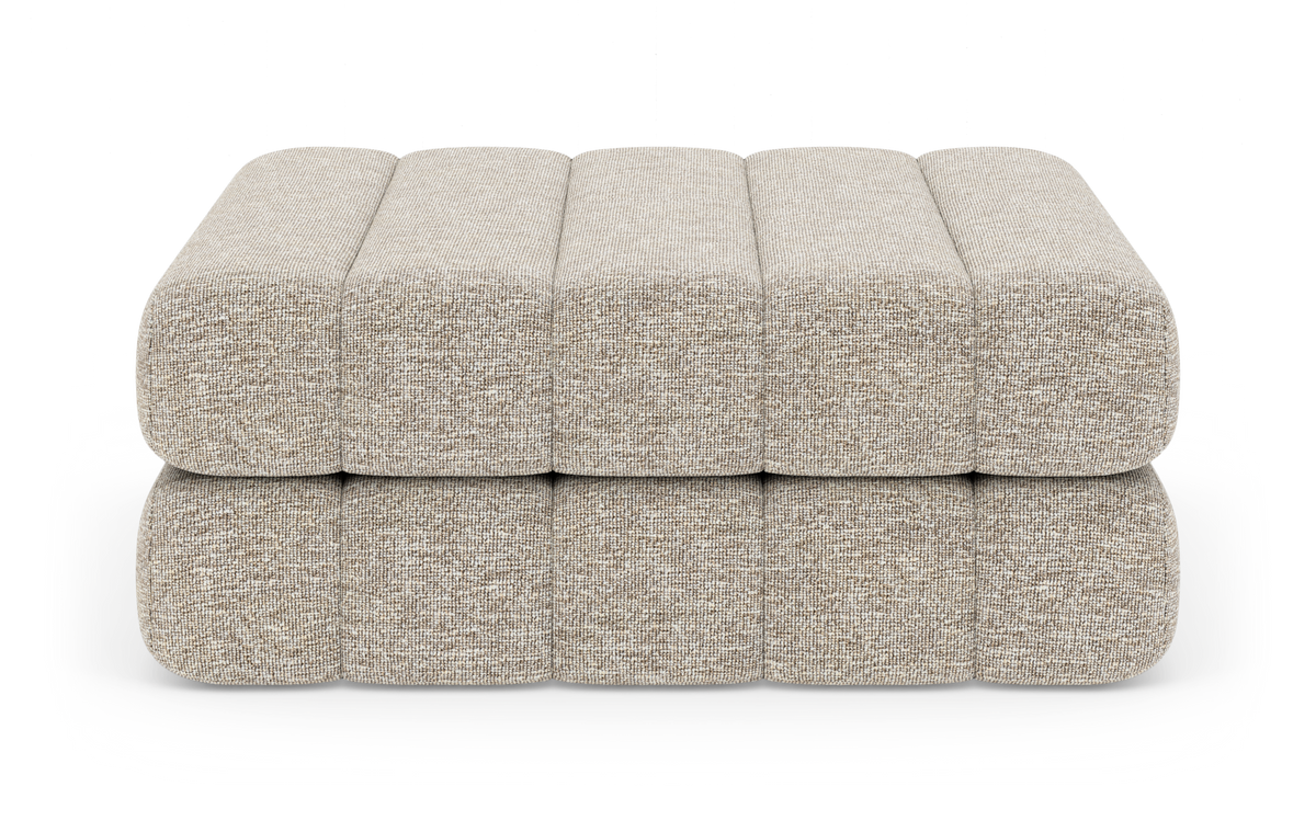 Beige modulær puf/ottoman i tekstil med afrundede puder, frontal produktvisning på hvid baggrund.