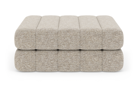 Beige modulær puf/ottoman i tekstil med afrundede puder, frontal produktvisning på hvid baggrund.