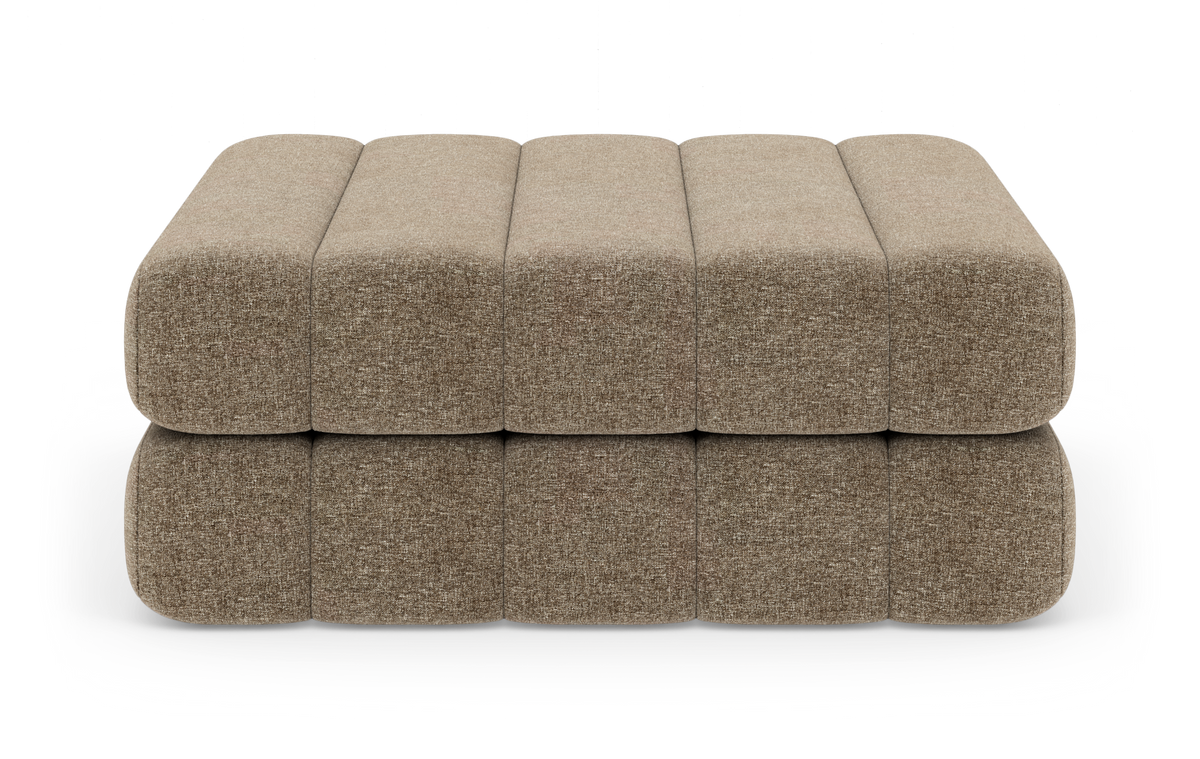Modulær ottoman i brun‑beige stof med afrundede, polstrede sektioner, set forfra på hvid baggrund.
