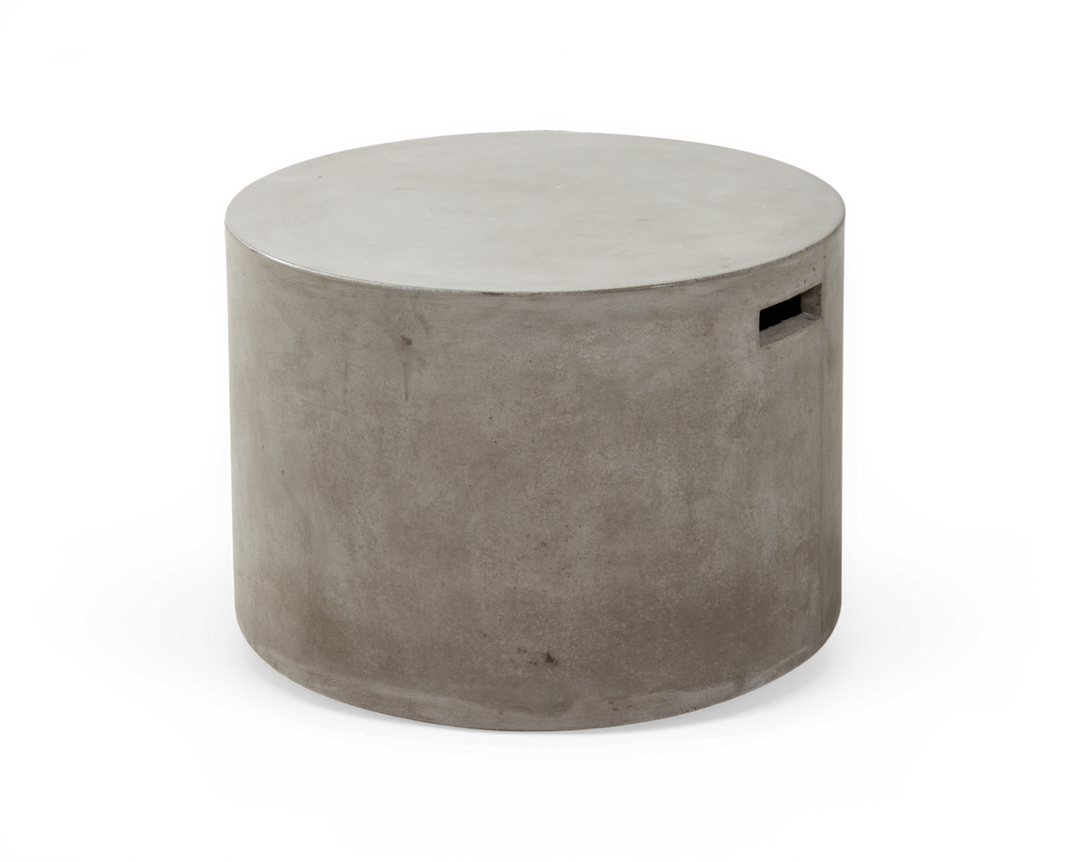 Gråt cylindrisk sidebord/skammel i beton med indbygget bærehåndtag, frilagt mod hvid baggrund.