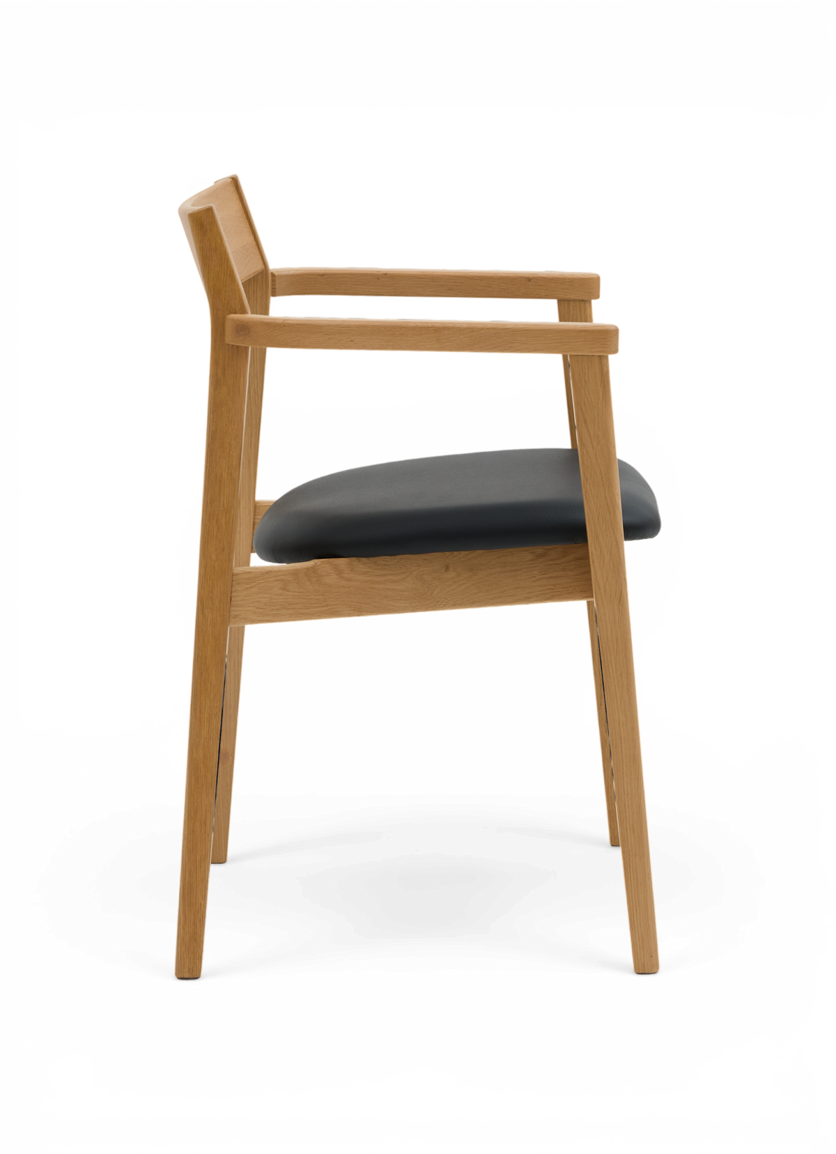 Sidevisning af moderne stol i egetræ med armlæn og sort sæde på hvid baggrund.