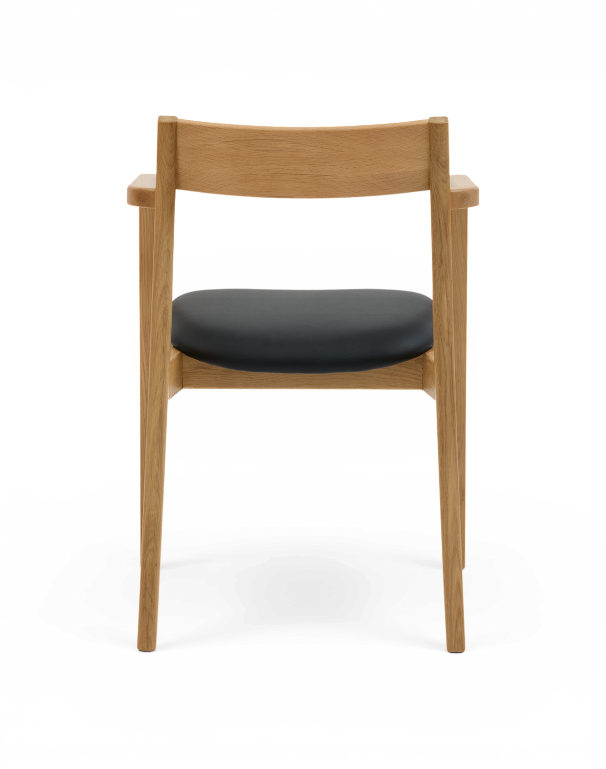 Armlænestol i eg med sort sæde, set forfra på isoleret baggrund.