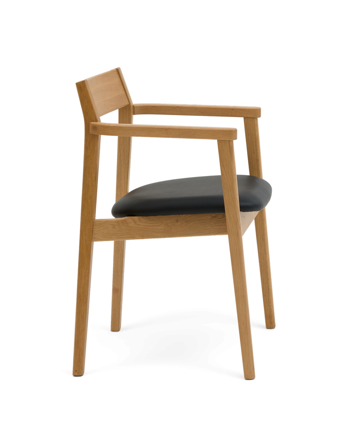 Moderne stol i eg med sort polstret sæde, fotograferet fra siden på hvid baggrund.