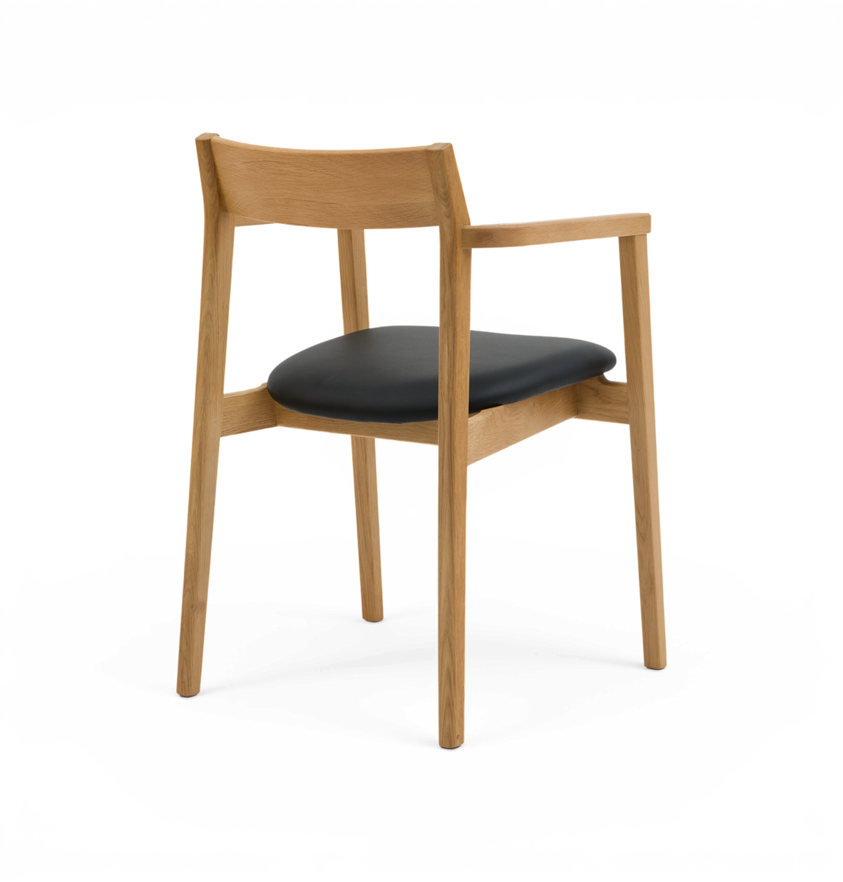 Lys træstol med armlæn og sort sæde, set skråt bagfra på hvid baggrund.