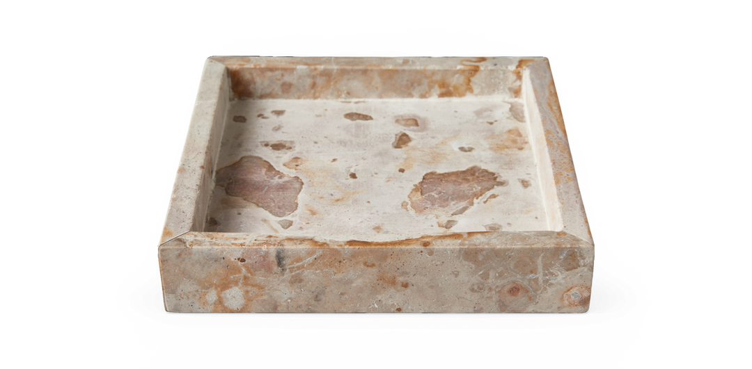 Kvadratisk bakke i beige/brun marmor med naturligt marmormønster, frilagt på hvid baggrund.