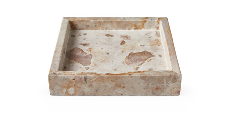 Kvadratisk bakke i beige/brun marmor med naturligt marmormønster, frilagt på hvid baggrund.