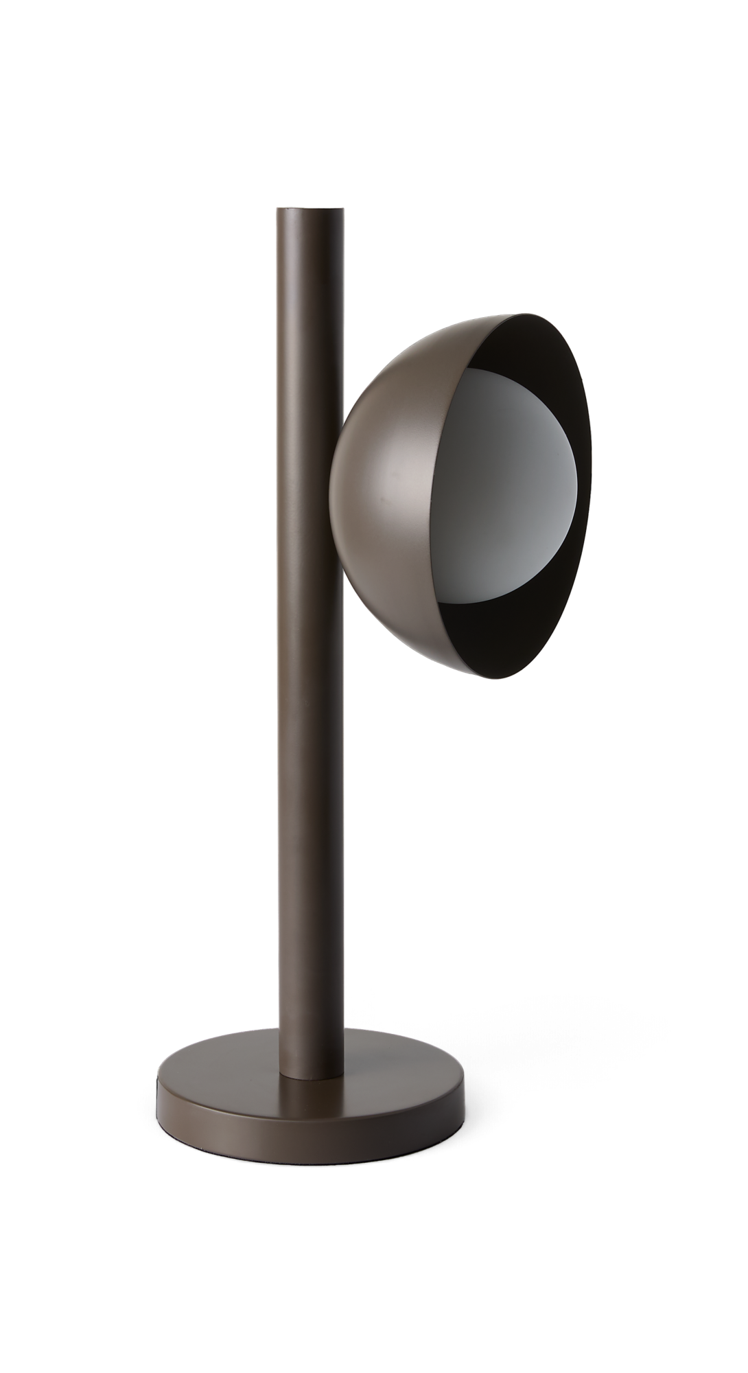 Moderne brun bordlampe med cylindrisk fod og rund vinklet skærm, frilagt på hvid baggrund.