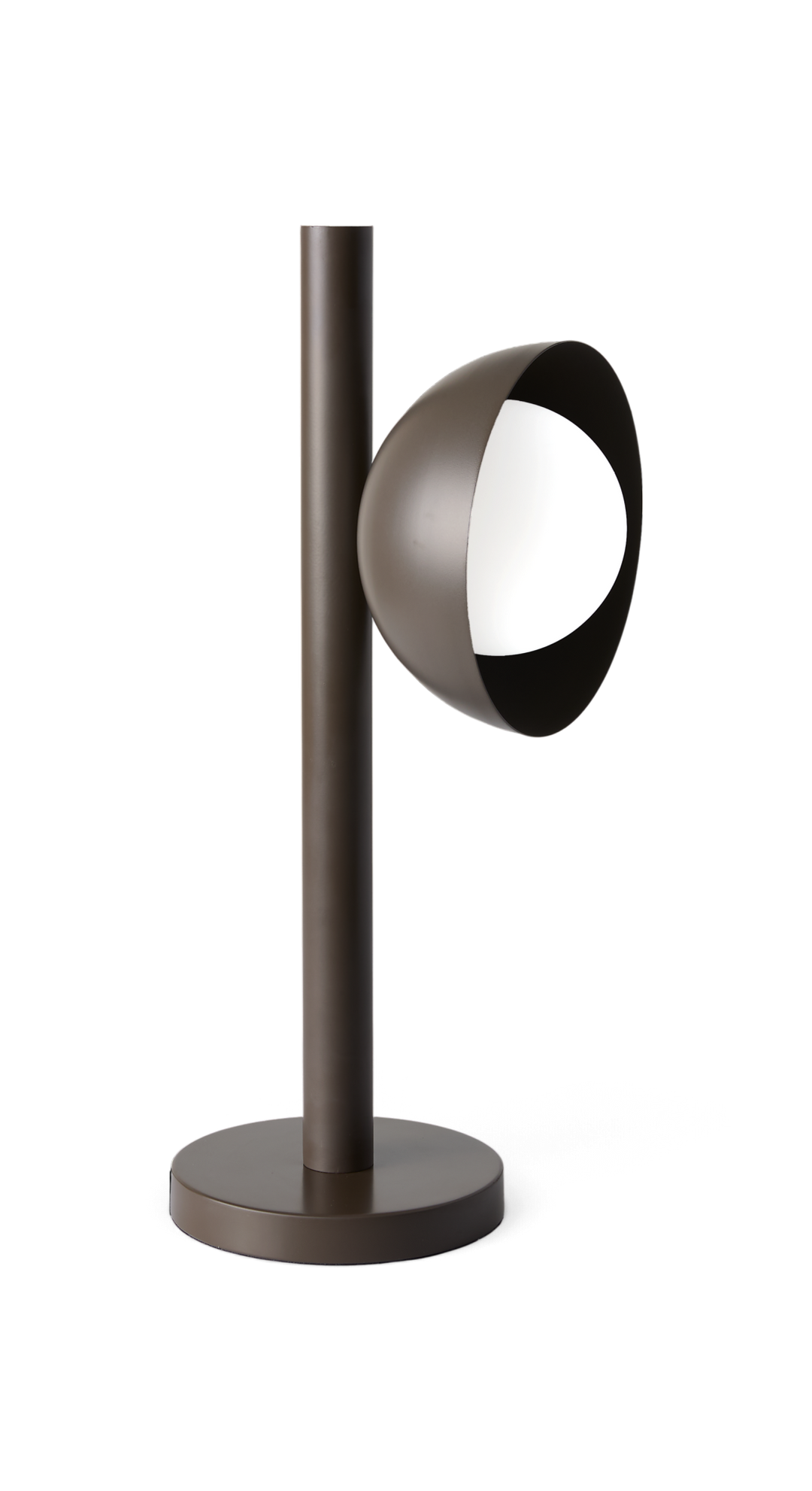 Moderne skandinavisk stue med grå sofa, træbord, neutralt tæppe, planter og gulvlampe i dagslys.