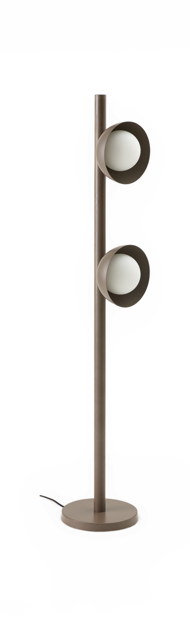 Moderne gulvlampe i taupe med to runde opalglasskærme på en slank metalstander, frilagt.