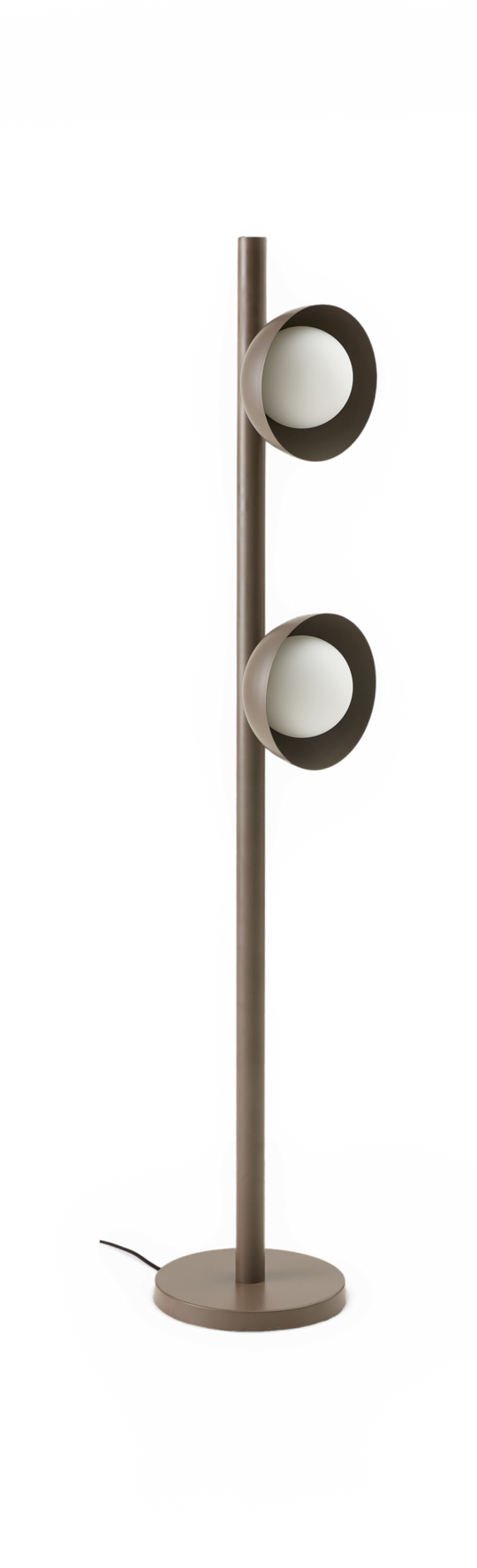 Moderne gulvlampe i taupe med to runde opalglasskærme på en slank metalstander, frilagt.