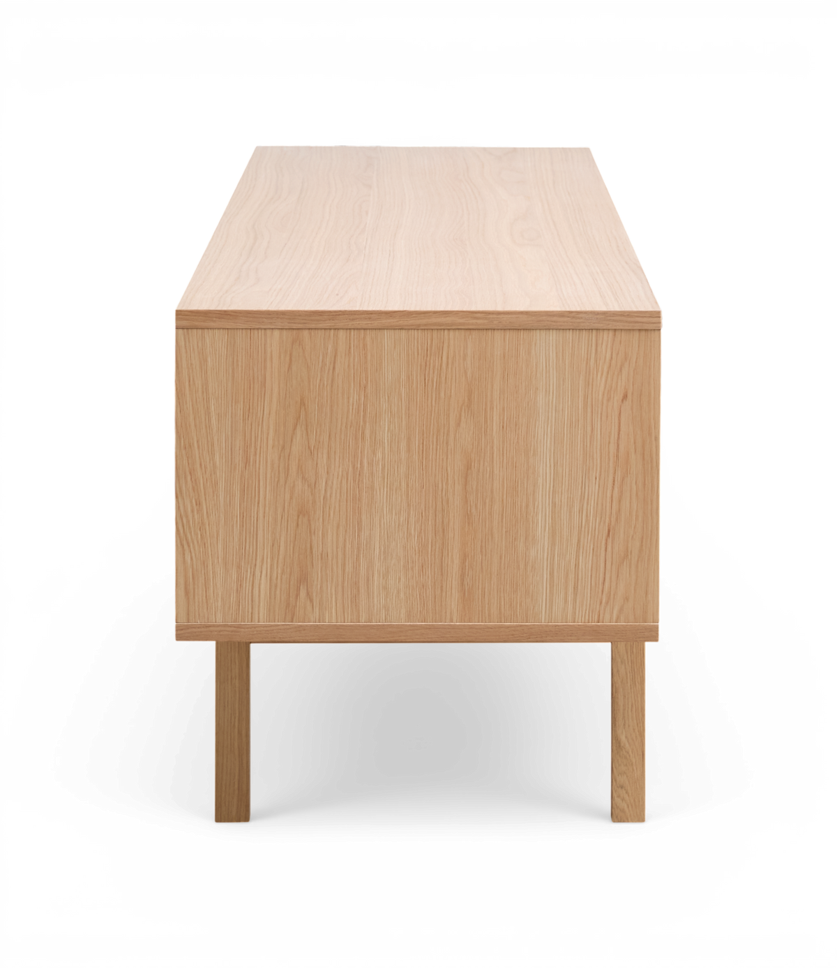 Lavt sideboard i lys eg på fire lige ben, set fra kortsiden, frilagt mod hvid baggrund.